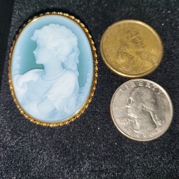 Green Agate & Shell Cameo Pendant/Brooch in 18K Solid Gold - Picture 7 of 11